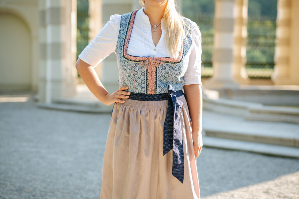 Frau im Dirndl modern